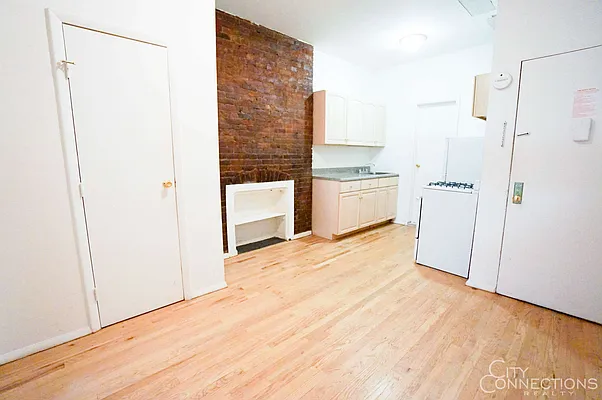 Rented by City Connections Realty | media 15