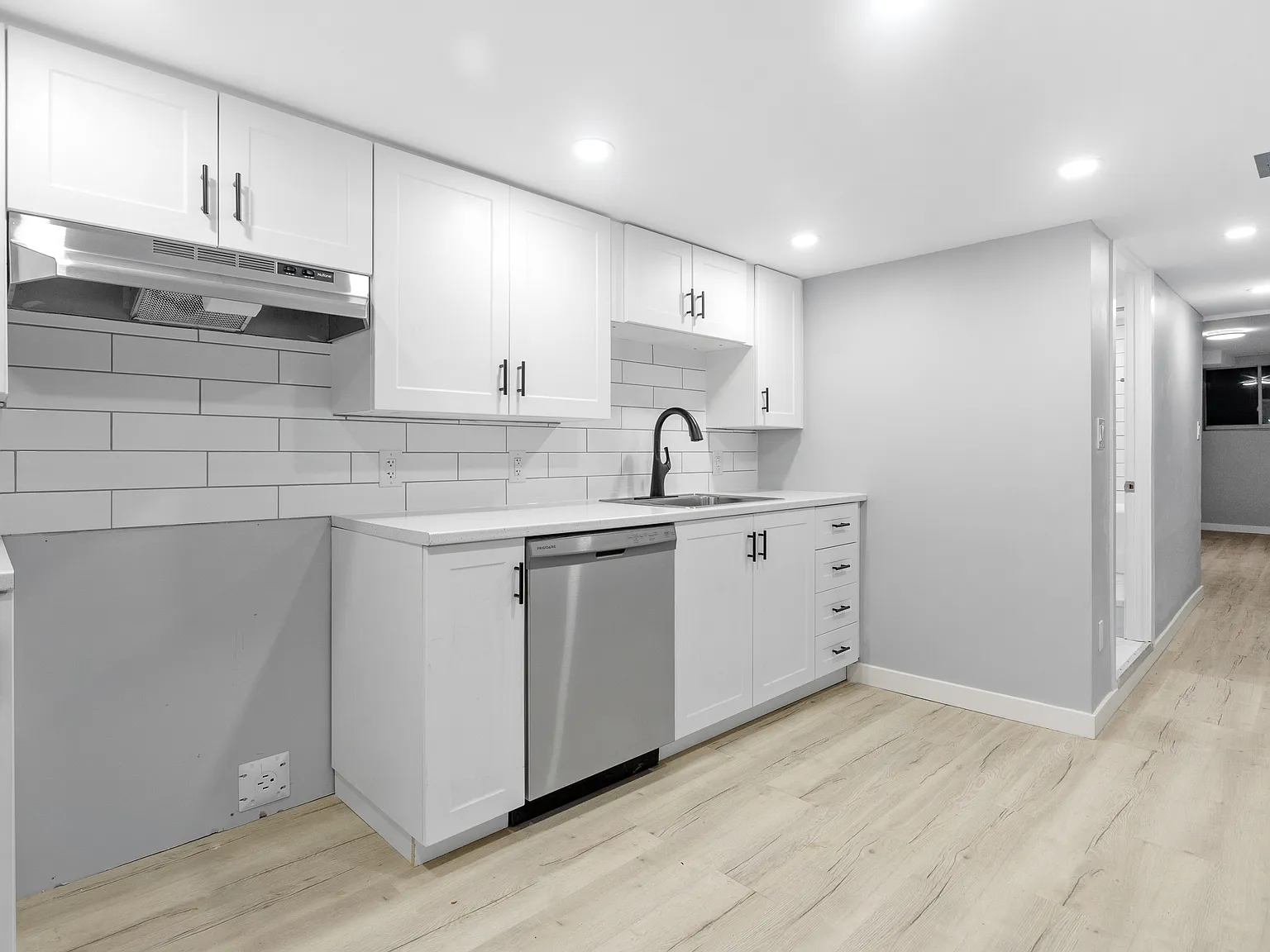 883 Somerset Street West — Photo 2