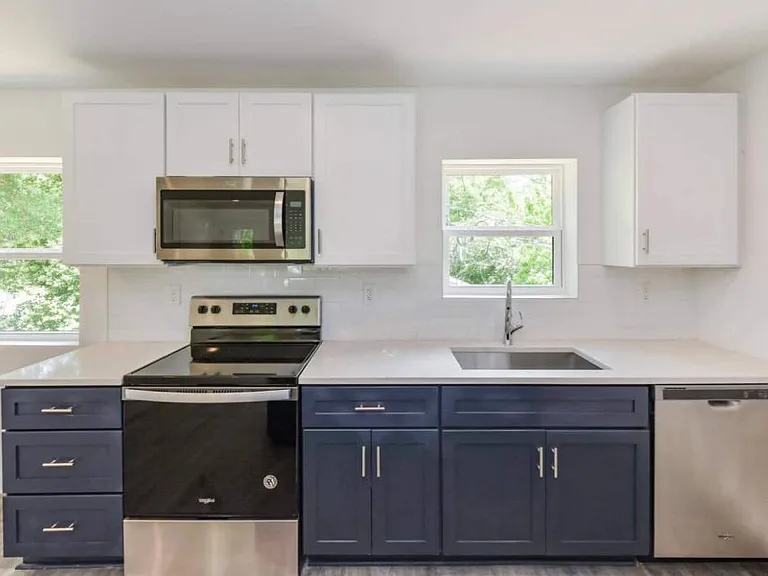 1530 Hawthorne Ln — Photo 4