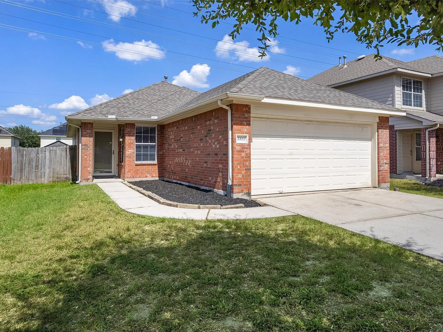 3 bed, 2.0 bath, 1185 sqft, $1,800 — Photo 2