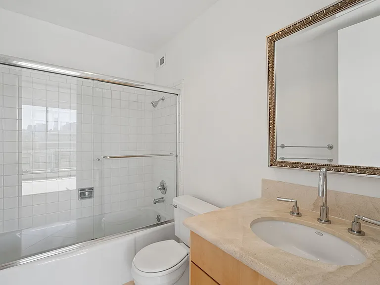 1835 Franklin St #301 — Photo 11