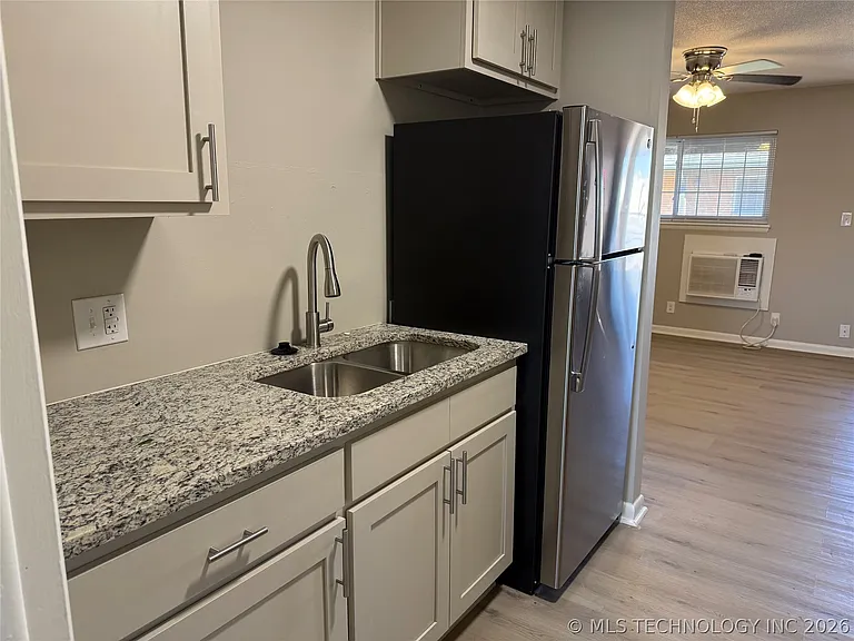 1809 E 2nd St #12 — Photo 6
