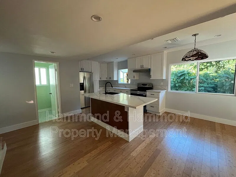 5722 Woodman Ave — Photo 4