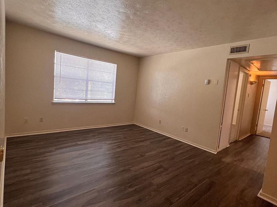 1st image of 3002 Park Square Dr #201