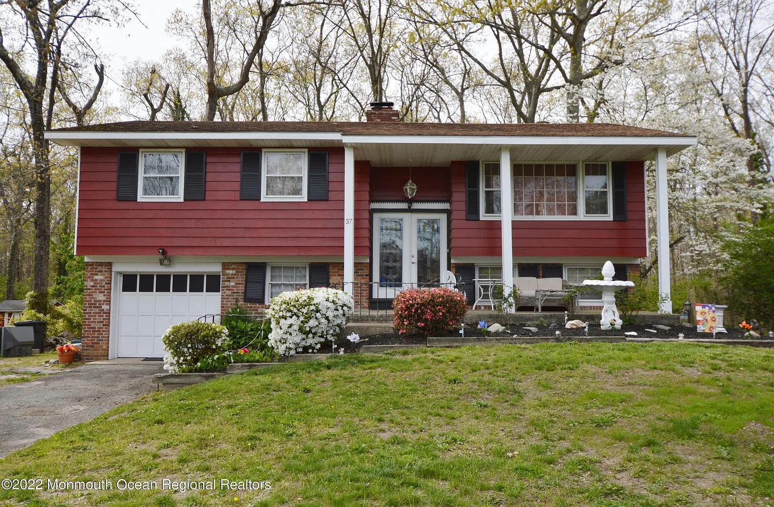 37 Raymond Ave photo 1