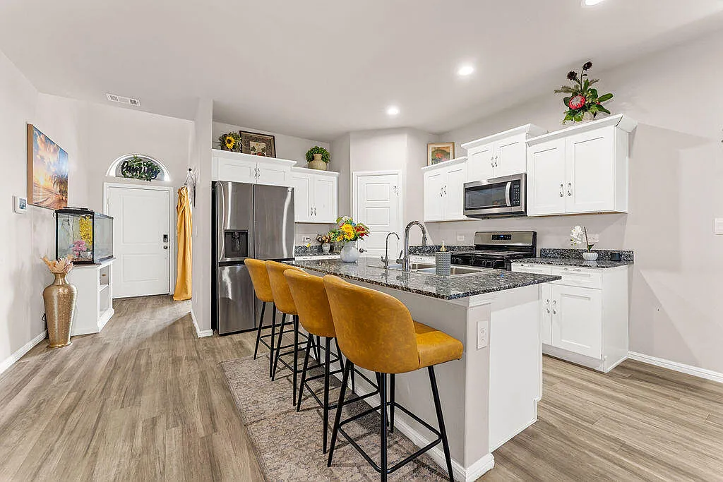5 bed, 3.5 bath, 2388 sqft, $3,100 — Photo 3