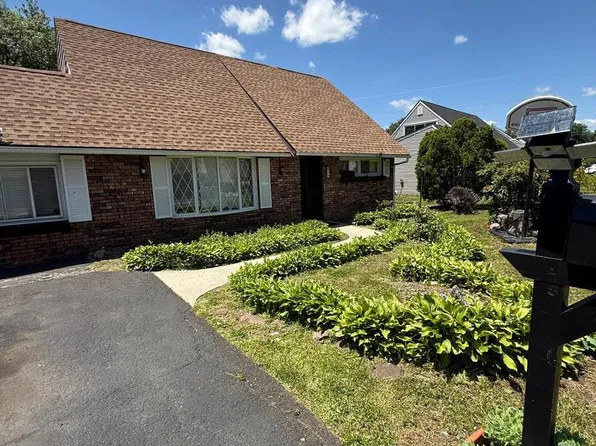 99 Kingwood Ln, Levittown, PA 19055