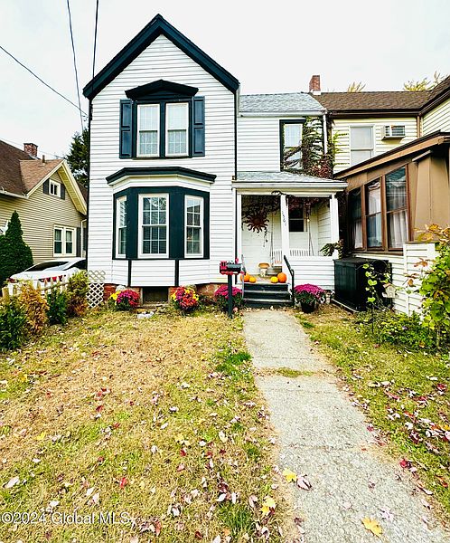 2nd image of 1561 5th Street