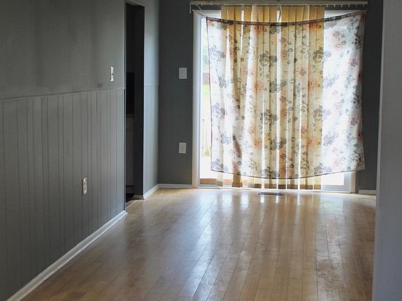 3rd image of 61 King Charles Cir