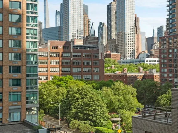 100 Riverside Boulevard image 10 of 10