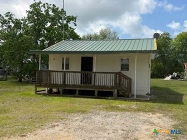 707 W Houston Ave, Seadrift, TX 77983