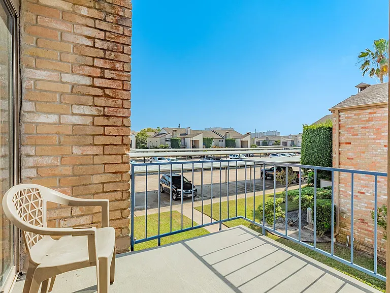 7140 N Holiday Dr — Photo 5