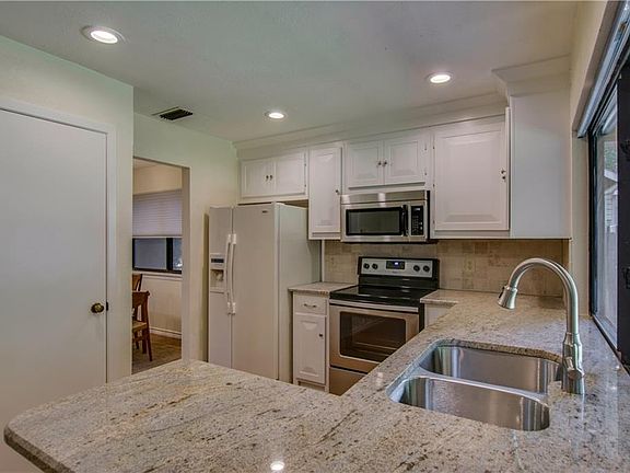3rd image of 833 Auburn Dr