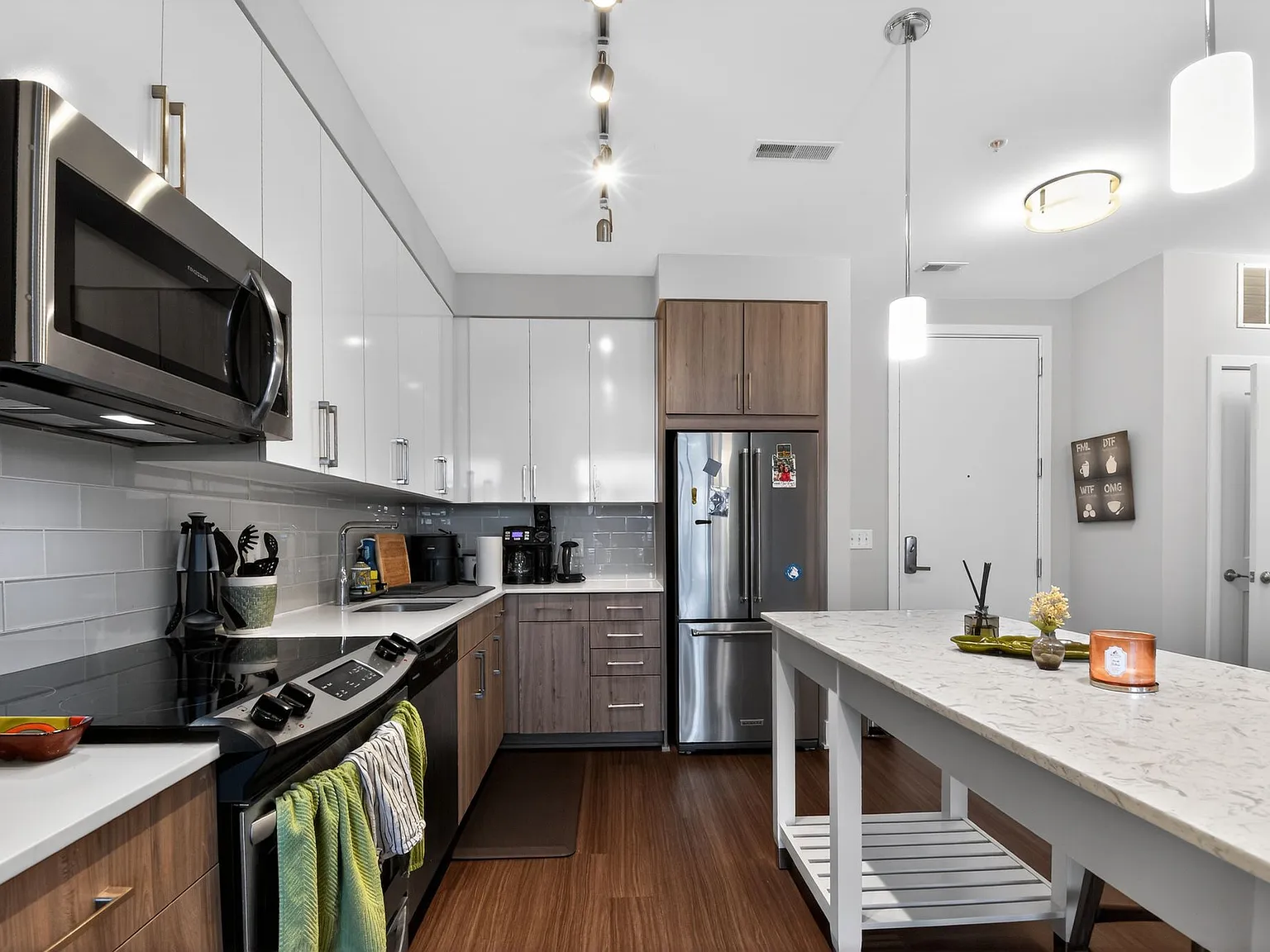 1 bed, 737 sqft, $2,450 — Photo 3