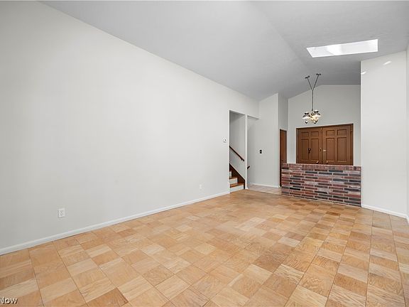 4th image of 26619 Redwood Dr