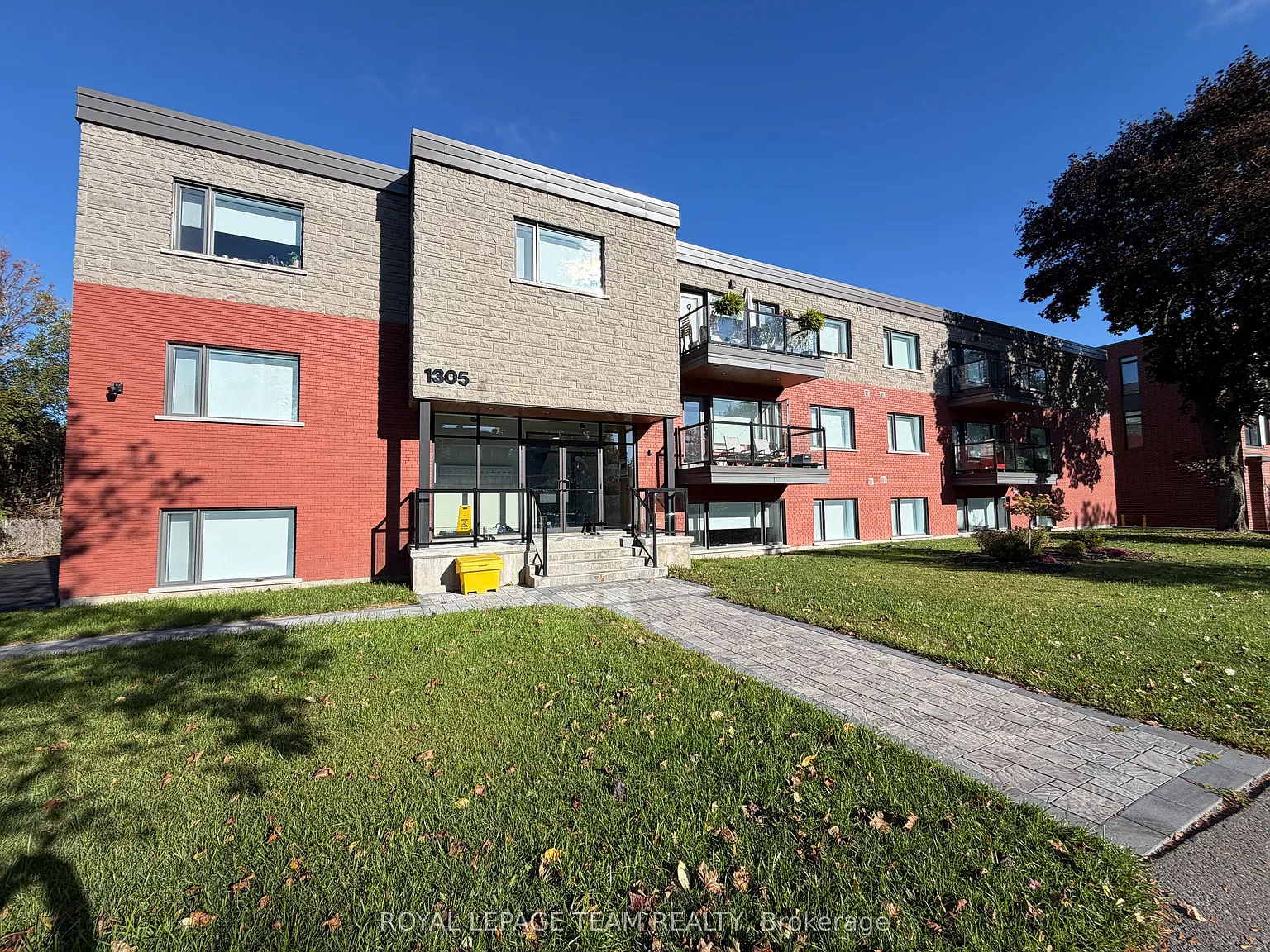 1305 Summerville Ave — Photo 1