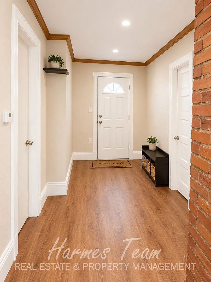 Upper-Level One-of-a-Kind 2 Bedroom 1 Bathroom Apartment — Photo 3