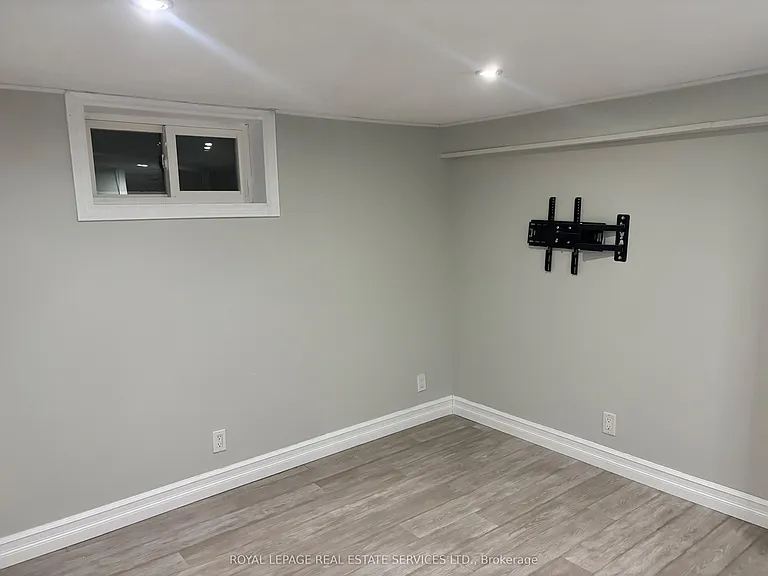 6 Sussex Ave — Photo 11