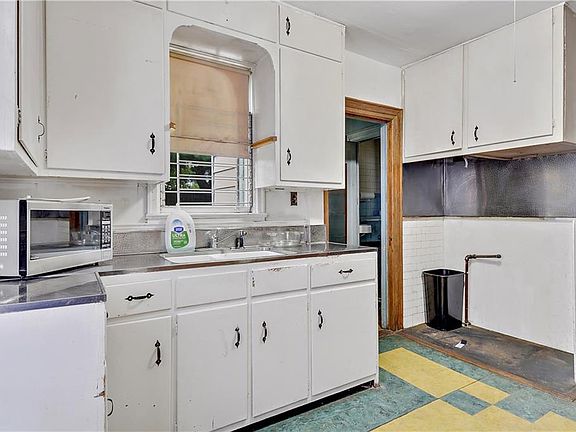4th image of 472 E 4th St