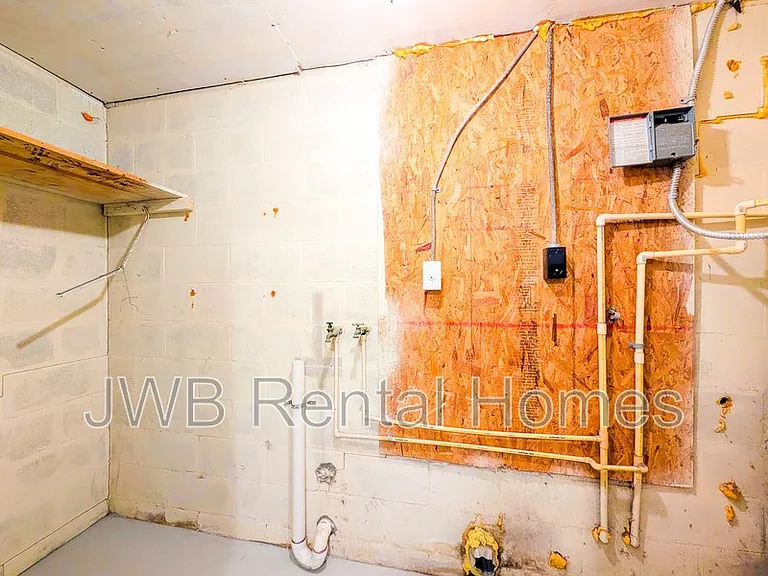 5742 Newberg Ln — Photo 13