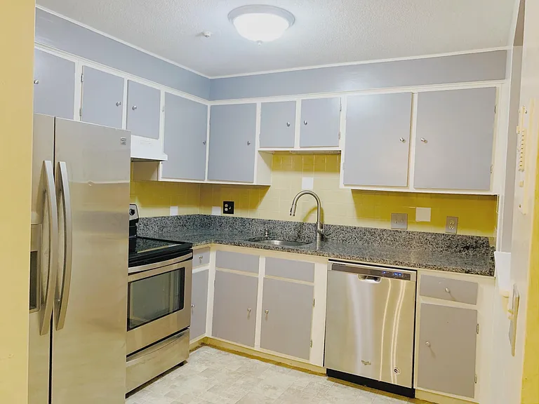 28 Williamsburg Ct #14 — Photo 6