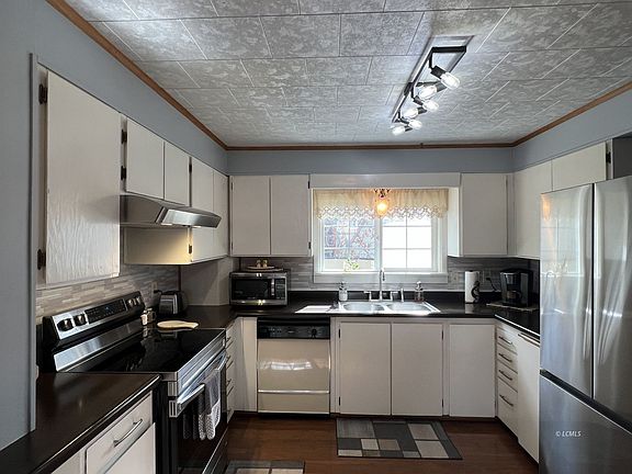 5th image of 852 S G St