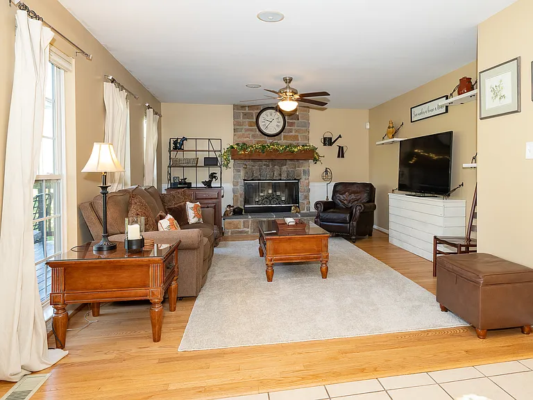 903 Maplewood Dr — Photo 1