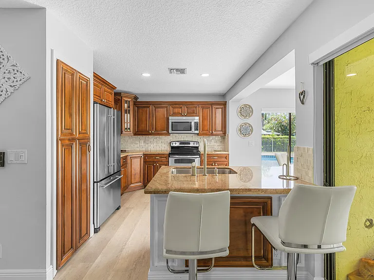 12715 Kingsway Rd — Photo 30