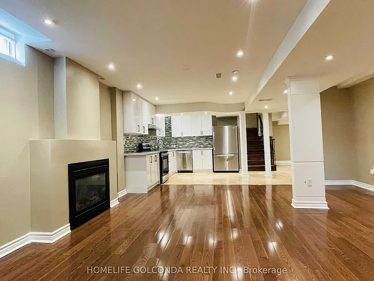 110 A Bond Cres #LOWER — Photo 3