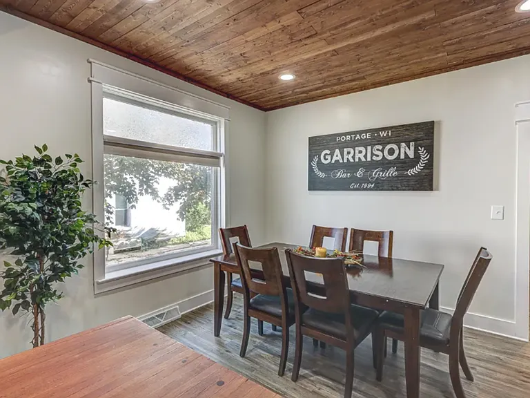 511 W Wisconsin St — Photo 20
