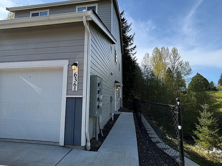 636 Hansen St SE #B — Photo 1
