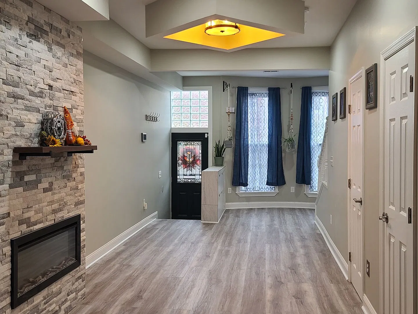 Newly Renovated Two Bedroom & Den — Photo 3