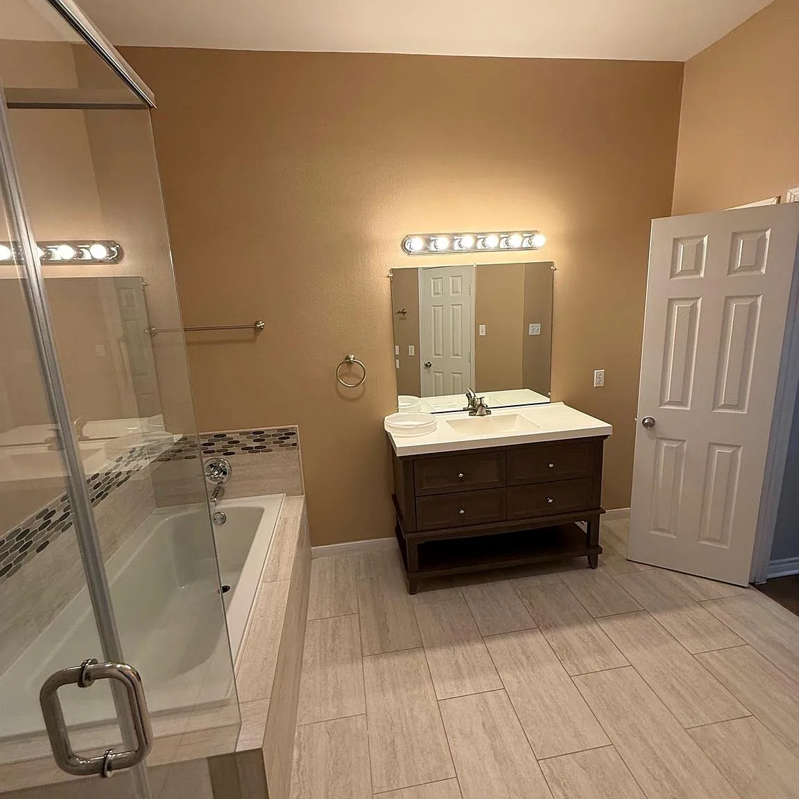 2 bed, 2.5 bath, 1800 sqft, $2,200 — Photo 4