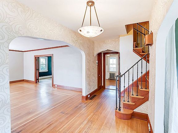 3rd image of 2696 Fleetwood Ave