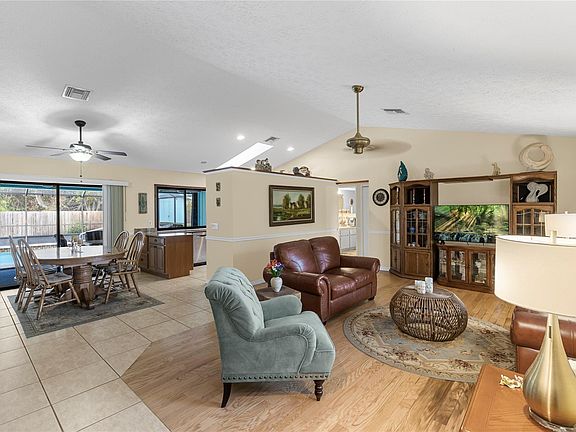 4th image of 925 SE Brookedge Avenue