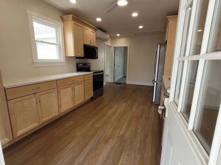 21 E Maple St — Photo 2