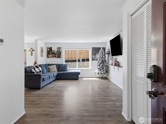 5th image of 19714 Aspenwood Court SW