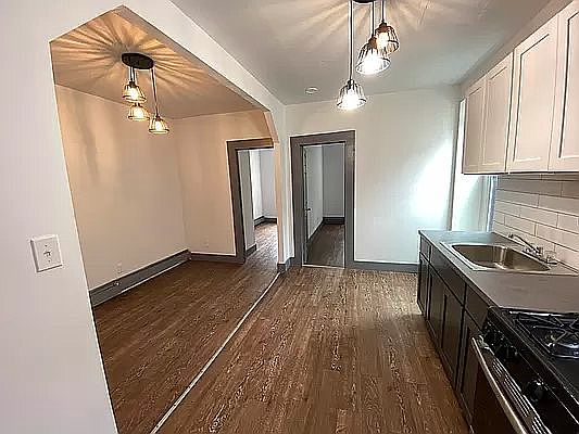 2nd image of 1930 Pacific St #3RR
