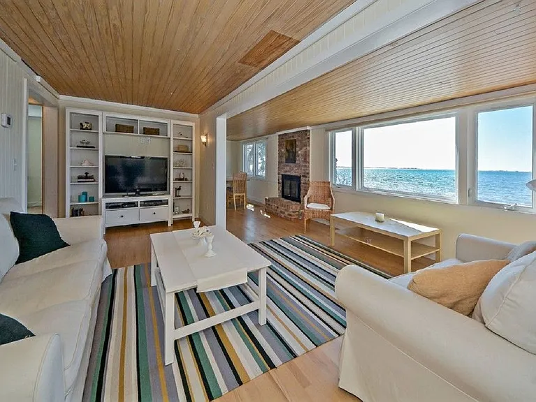 314 E Montauk Hwy — Photo 2