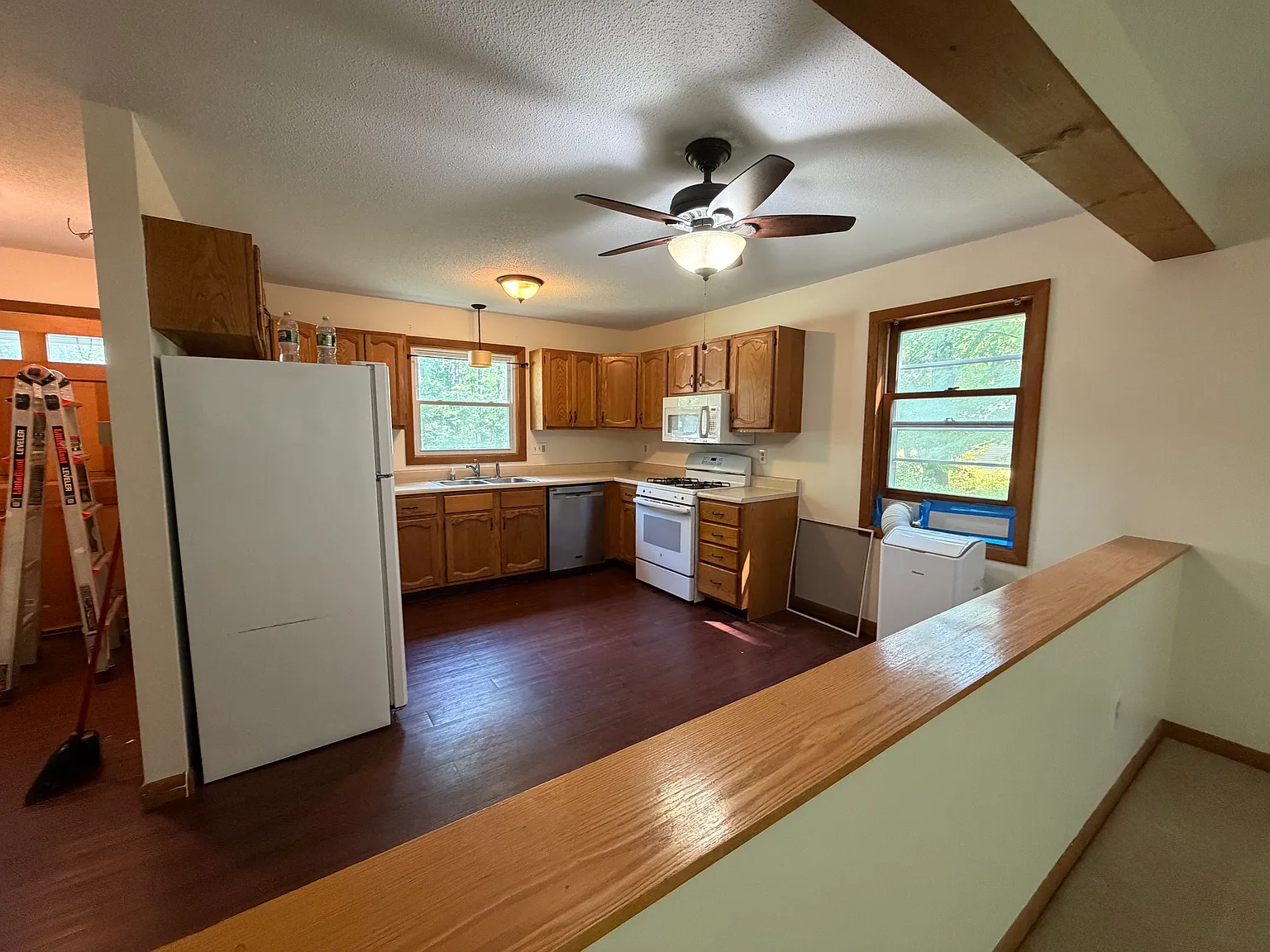 3 bed, 1.5 bath, 1400 sqft, $2,300 — Photo 3