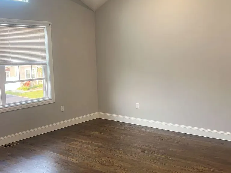 578 Albert St — Photo 8