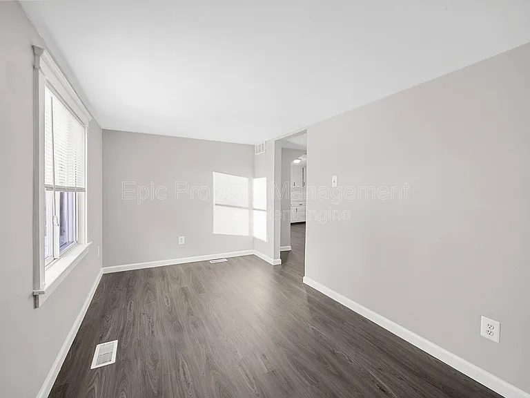 21930 Elroy Ave — Photo 9