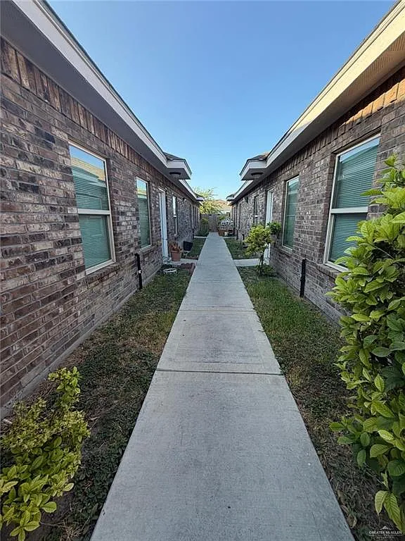 3 bed, 2.0 bath, 1100 sqft, $1,100 — Photo 2