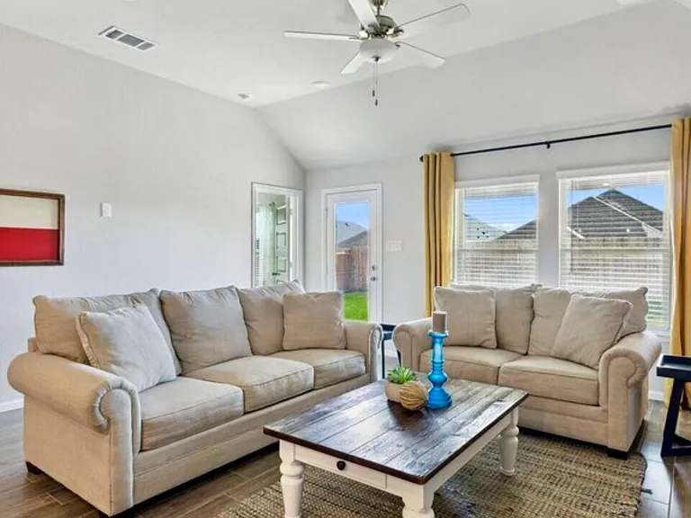 425 Waterman Ave — Photo 14