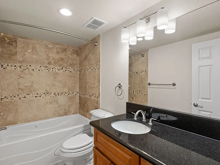 2 Bed 2 Bath - End Apt. - 1,160 Sq Ft 2 Bed 2 Bath - End Apt. - 1,160 Sq Ft