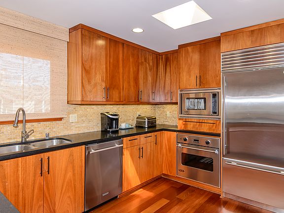 5th image of 425 Marine Ave