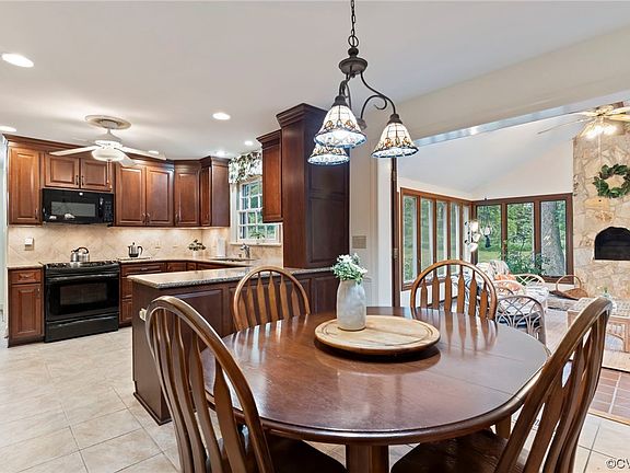 5th image of 3430 Traylor Dr