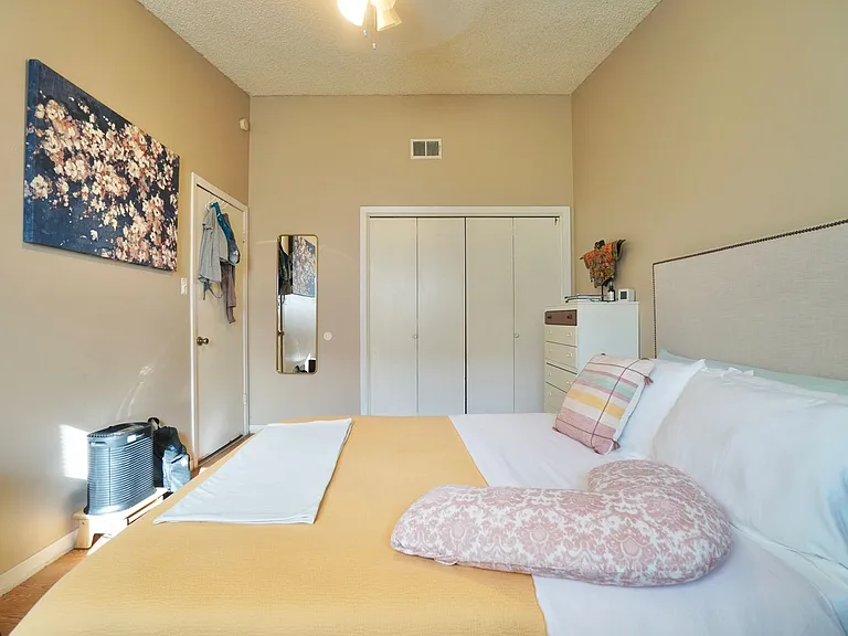 618 W 51st St #103 — Photo 12