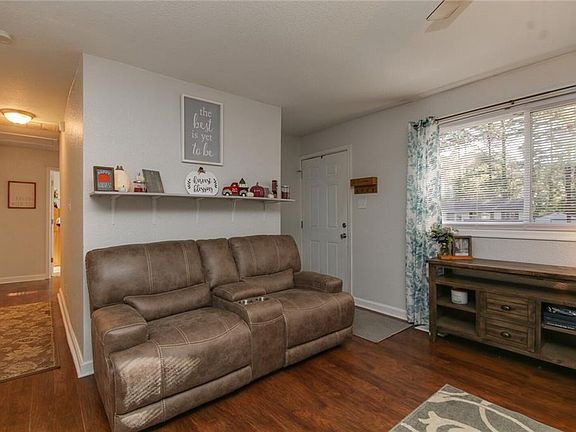 4th image of 620 McLean St
