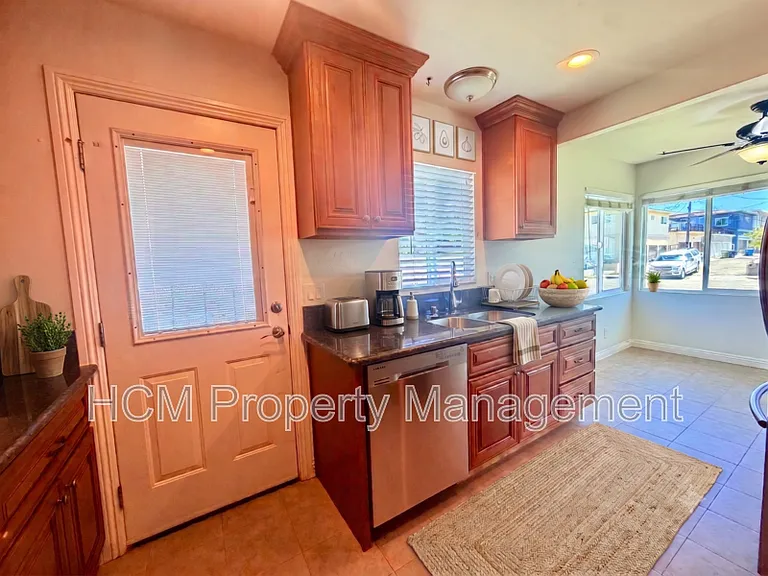 922 W 25th St #1 — Photo 11